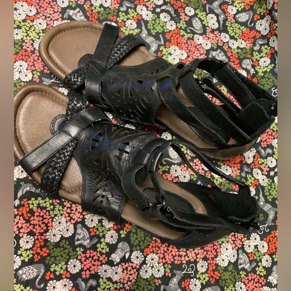 Women’s Earth Brand Black Cutout Black Leather Gladiator Sandals - Picture 2 of 4